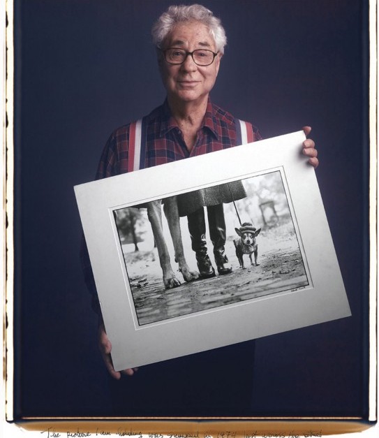 1. Elliott Erwitt, dois cães e seu dono  (1974)