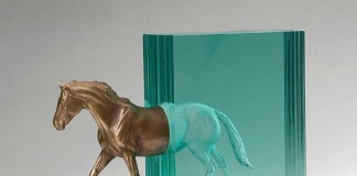 Esculturas tridimensionais em vidro e concreto: obra de Ben Young