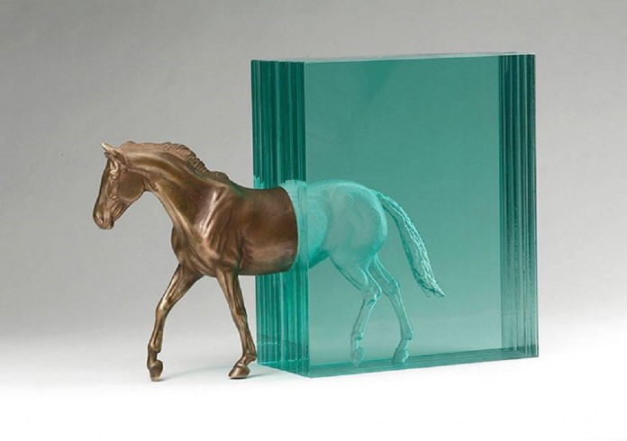Esculturas tridimensionais em vidro e concreto: obra de Ben Young