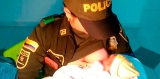 Policial salva bebê abandonado amamentando-o de seu próprio peito