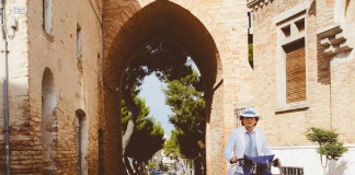 Um professor deixa uma tarefa aos seus alunos e, em razão disso, se torna internacionamente conhecido