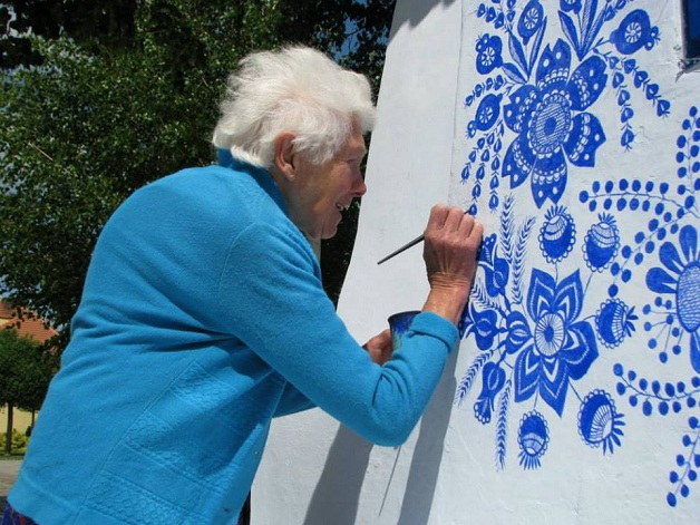 revistapazes.com - Senhora de 87 anos ainda tem esperança de florir o mundo