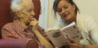 Poesia vira terapia para Alzheimer na terra de Shakespeare