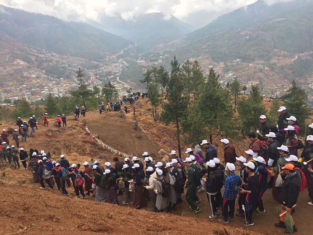 revistapazes.com - Butão comemora o nascimento do novo príncipe plantando 100 mil árvores