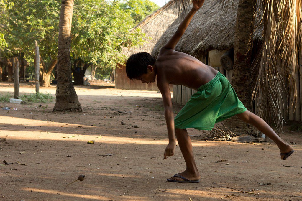 revistapazes.com - Dia do Índio: conheça a infância e as brincadeiras na comunidade indígena Panará