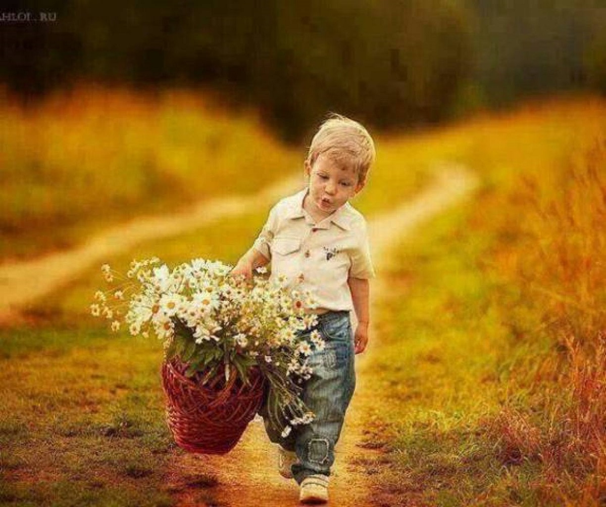 Жизнь радовала хорошими. Дети радость жизни. Доброта радость. Дети с цветами. Дарить радость.