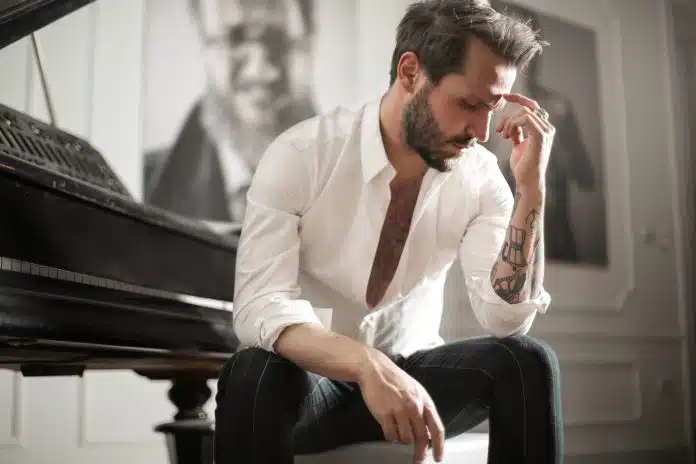 dramatic-tattooed-male-sitting-at-piano-3760269 A arte de ser sábio consiste em ignorar com inteligência