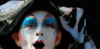 A dádiva de ser inadequado: a ditadura da adequação por Bauman e Huxley