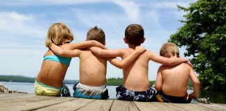 Amizades verdadeiras não te sufocam, apenas te abraçam