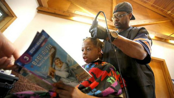 Barbearia dá desconto para crianças que leem livro em voz alta enquanto cortam o cabelo