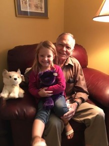 revistapazes.com - Criança se encanta por idoso em loja, vira melhor amiga dele e o cura da depressão