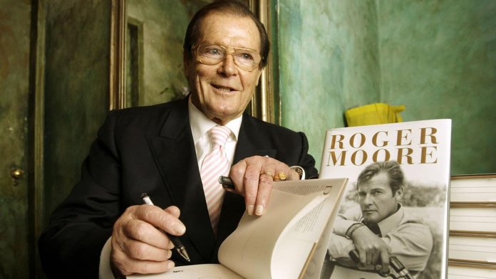 Roger Moore, eterno 007, resgata a criança interna de seus fãs