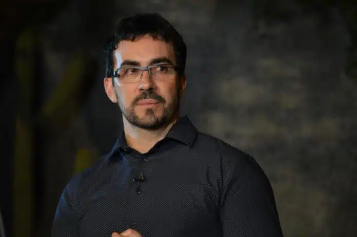 padre fabio Não há ser humano sem luta. Cada um sofre o seu tanto para ser o que é.