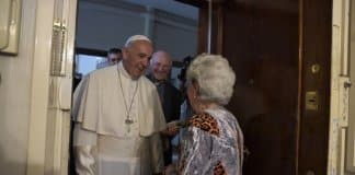 Sou o Papa Francisco! Posso entrar para abençoar sua casa?