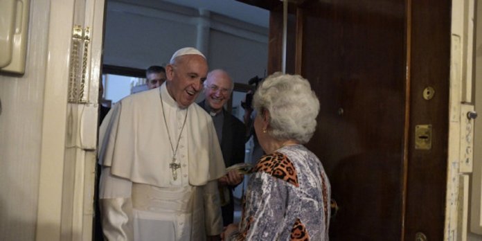 Sou o Papa Francisco! Posso entrar para abençoar sua casa?