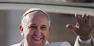 Papa  liga para o padre Júlio Lancellotti e externa seu carinho e benção à população de rua