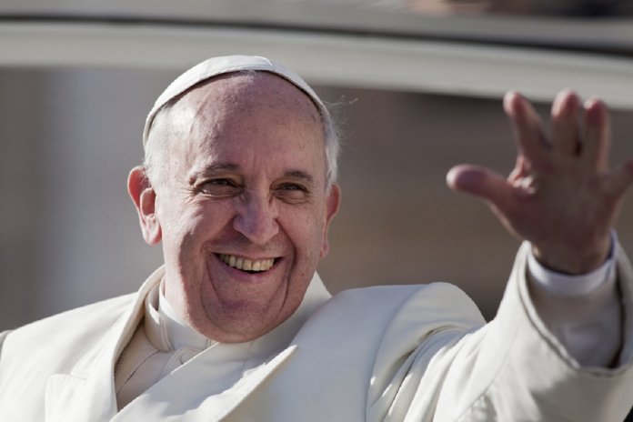 Papa  liga para o padre Júlio Lancellotti e externa seu carinho e benção à população de rua