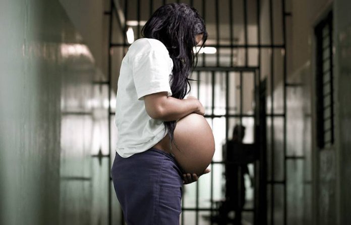 “As mulheres e o cárcere” – conheça a aviltante realidade das mulheres aprisionadas no Brasil