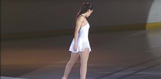 Começa a tocar o clássico ‘Hallelujah’ e esta patinadora faz toda a plateia chorar