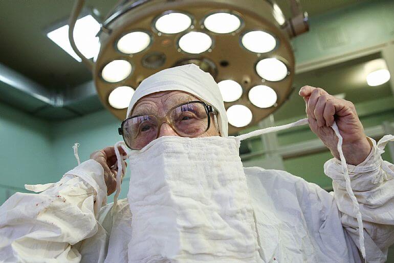 revistapazes.com - Ela tem 90 anos e faz 4 cirurgias por dia: conheça Alla Levushkina, a cirurgiã mais velha do mundo