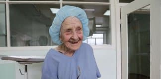 Ela tem 90 anos e faz 4 cirurgias por dia: conheça Alla Levushkina, a cirurgiã mais velha do mundo