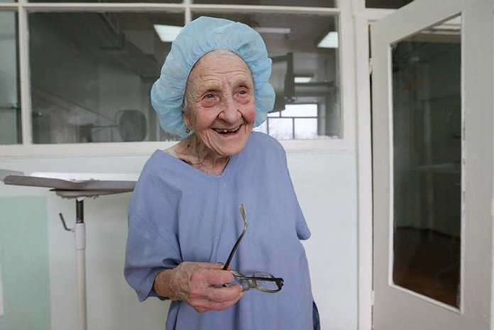 Ela tem 90 anos e faz 4 cirurgias por dia: conheça Alla Levushkina, a cirurgiã mais velha do mundo