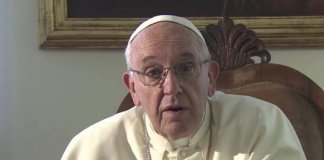 “Não passem o dia todo com o telefone na mão, ignorando o mundo que nos rodeia”, aconselha o Papa Francisco