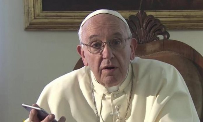 “Não passem o dia todo com o telefone na mão, ignorando o mundo que nos rodeia”, aconselha o Papa Francisco