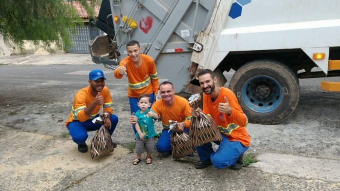 Criança apaixonada por caminhão de lixo presenteia os coletores e o vídeo viraliza neste Natal