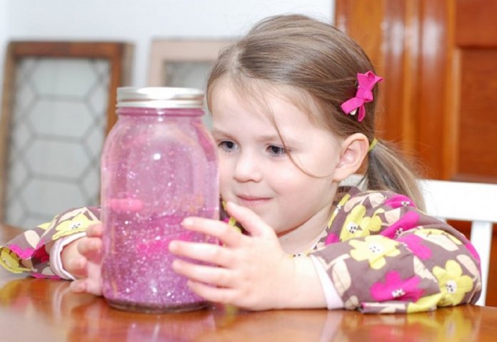Conheça o “pote da calma”: uma técnica de Montessori para tranquilizar  crianças e adultos