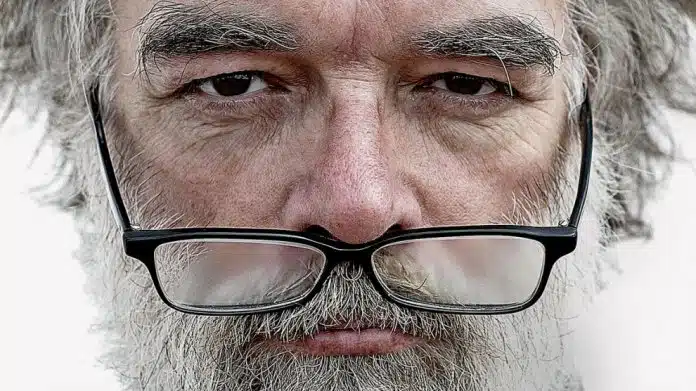 arrogante-1-990x556 De que adianta falar quatro idiomas e não dizer “bom dia” no elevador?