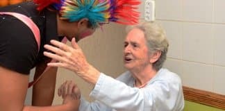 Quantos anos a senhora tem, dona Violeta?  – Muito né. Muitos anos…