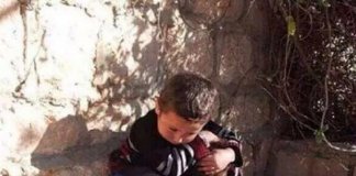 Terror e ternura: menino sírio protege a irmã durante bombardeio