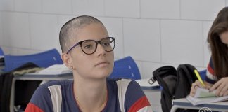 Alunos em MS raspam a cabeça em solidariedade a uma colega diagnosticada com câncer