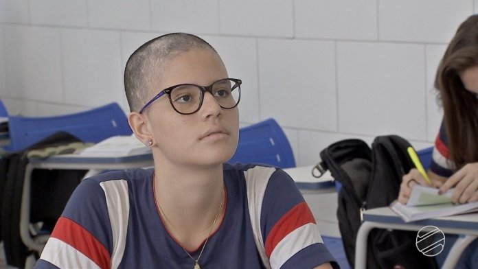 Alunos em MS raspam a cabeça em solidariedade a uma colega diagnosticada com câncer