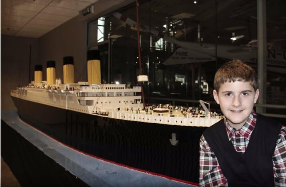 revistapazes.com - Menino autista constrói réplica do Titanic usando 56 mil peças de Lego