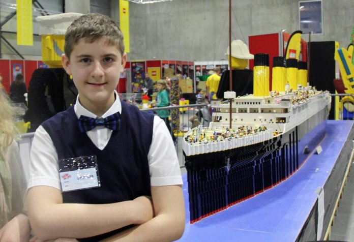 Menino autista constrói réplica do Titanic usando 56 mil peças de Lego