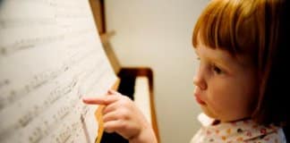 Substitua o tablet por um instrumento musical e tenha filhos mais inteligentes