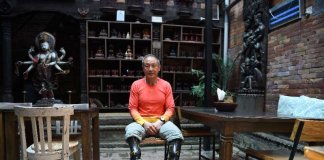 Ele é amputado das duas pernas e acaba de chegar ao cume do Everest