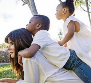 revistapazes.com - “Parem de usar o termo 'filhos adotivos'”, alerta Sandra Bullock