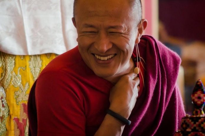 “Um facho de luz na escuridão da tempestade” por Dzongsar Khyentse Rinpoche