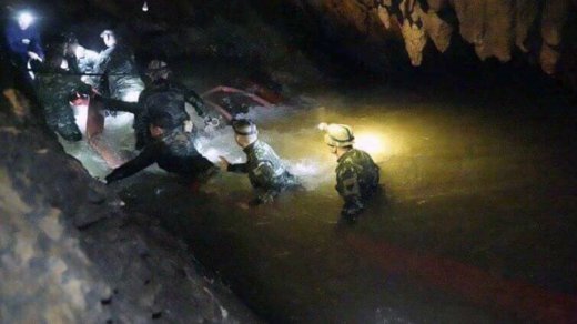revistapazes.com - Começou, na madrugada de hoje, a operação de resgate das crianças presas em caverna na Tailândia