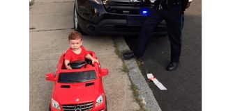 Criança de 1 ano é ‘detida’ por dirigir sem carteira nos EUA?