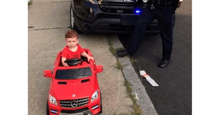 Criança de 1 ano é ‘detida’ por dirigir sem carteira nos EUA?