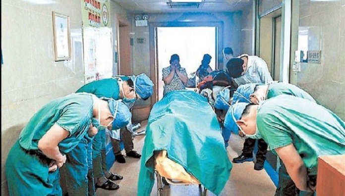 Exemplo de humanidade: médicos se curvam para reverenciar menino que doou seus órgãos
