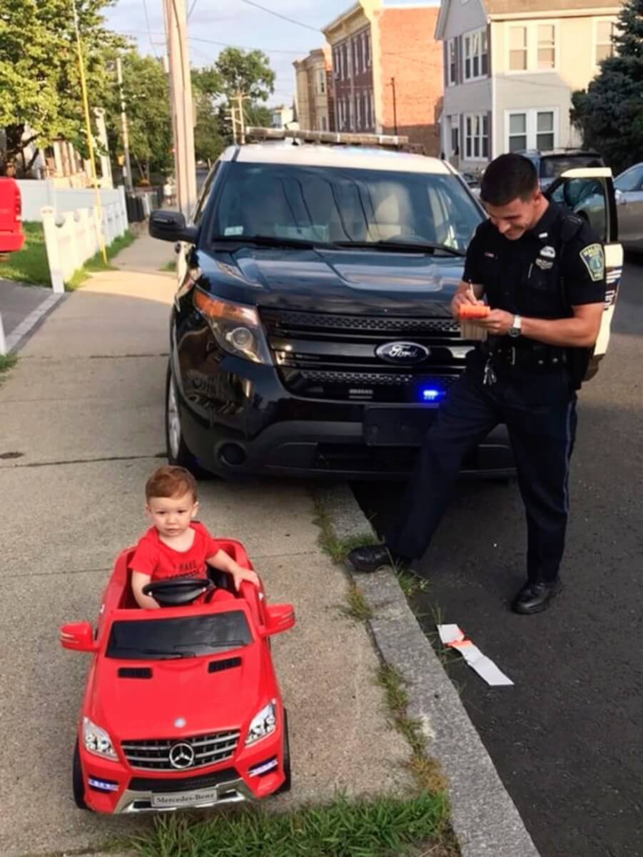 revistapazes.com - Criança de 1 ano é 'detida' por dirigir sem carteira nos EUA?