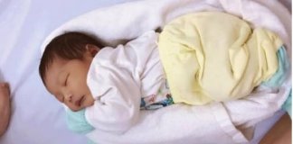 Enfermeira dá dica de como fazer o bebê dormir rapidamente e o vídeo viraliza