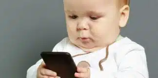 Passar horas no celular eleva o risco das crianças terem 8 tipos de câncer