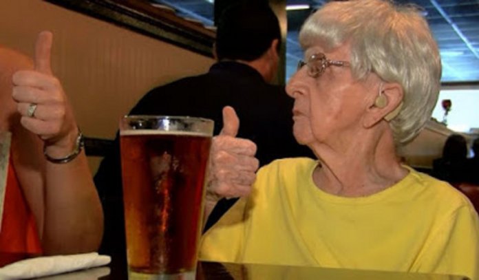 Aos 102 anos esta senhora garante: segredo da longevidade está na cerveja