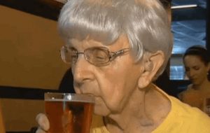 revistapazes.com - Aos 102 anos esta senhora garante: segredo da longevidade está na cerveja
